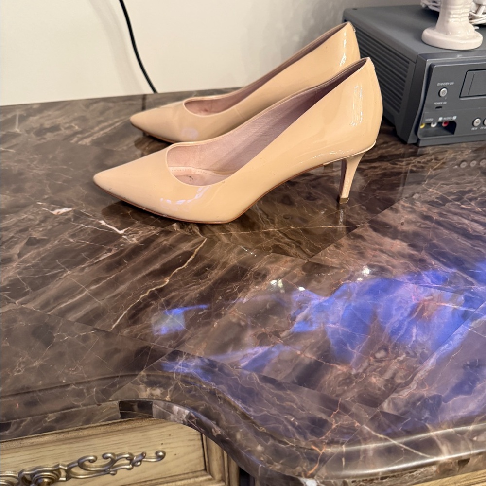 Louis et Cie Low Nude Patent Leather Heels, Size 7.5